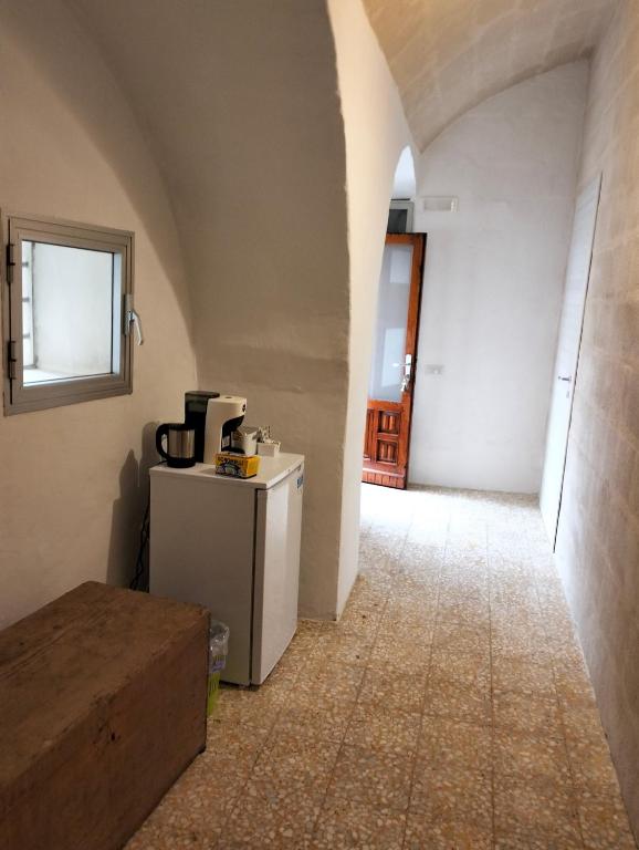 przedpokój z pokojem ze stołem i oknem w obiekcie Stone Rooms w mieście Matera