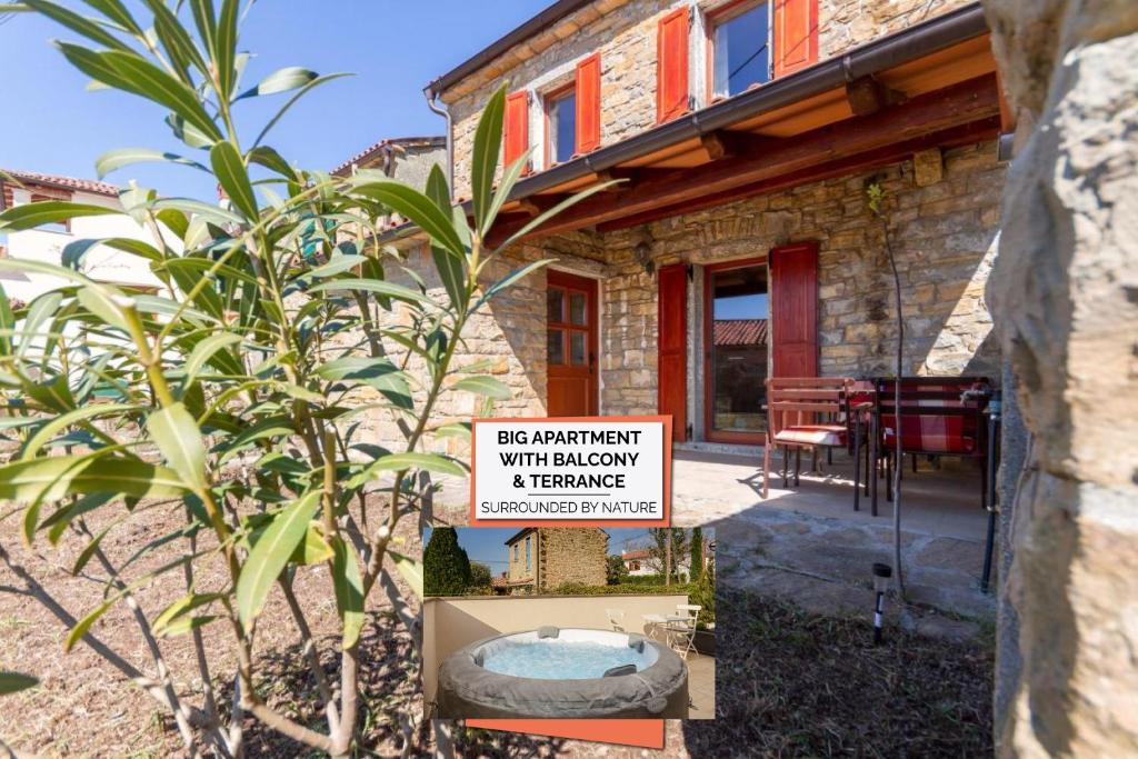 un cartel frente a una casa con bañera de hidromasaje en Istrian House La Bora, en Koper