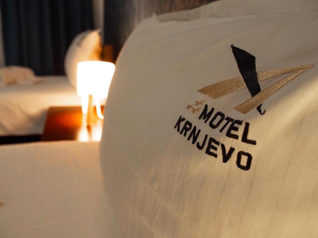 Rúm í herbergi á Motel Krnjevo