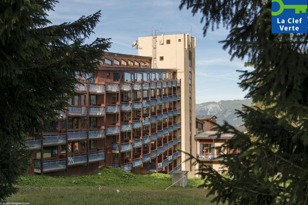 d'un grand bâtiment avec des balcons sur le côté. dans l'établissement Résidence Pierre & Vacances Le Belmont, à Arc 1800