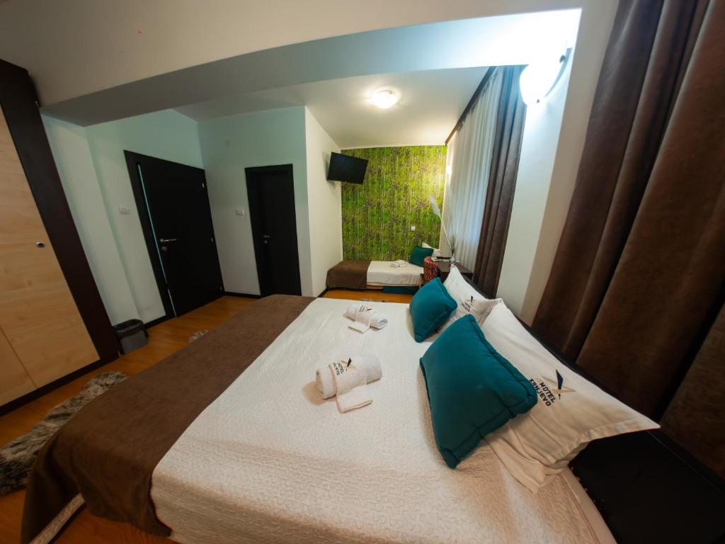 Rúm í herbergi á Motel Krnjevo