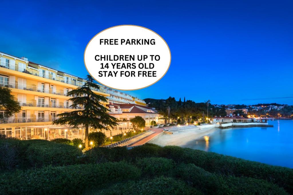 ein Schild, auf dem steht, dass Kinder bis zu einem Alter kostenfrei parken in der Unterkunft Remisens Hotel Epidaurus-All inclusive in Cavtat
