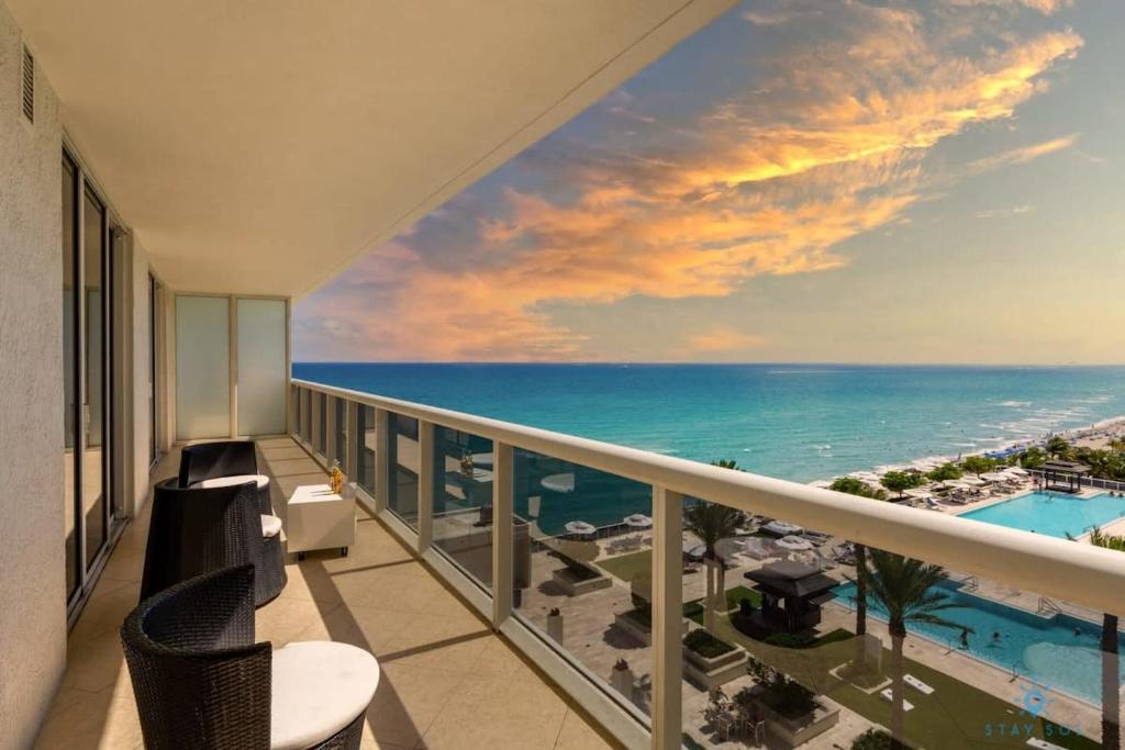 uma varanda com vista para o oceano em Luxury Beachfront Resort, Amazing Views, Pools em Hallandale Beach