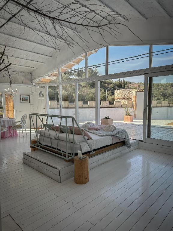 カニェレスにあるSuite con Jacuzziの窓付きの部屋にベッド付きのベッドルーム1室があります。