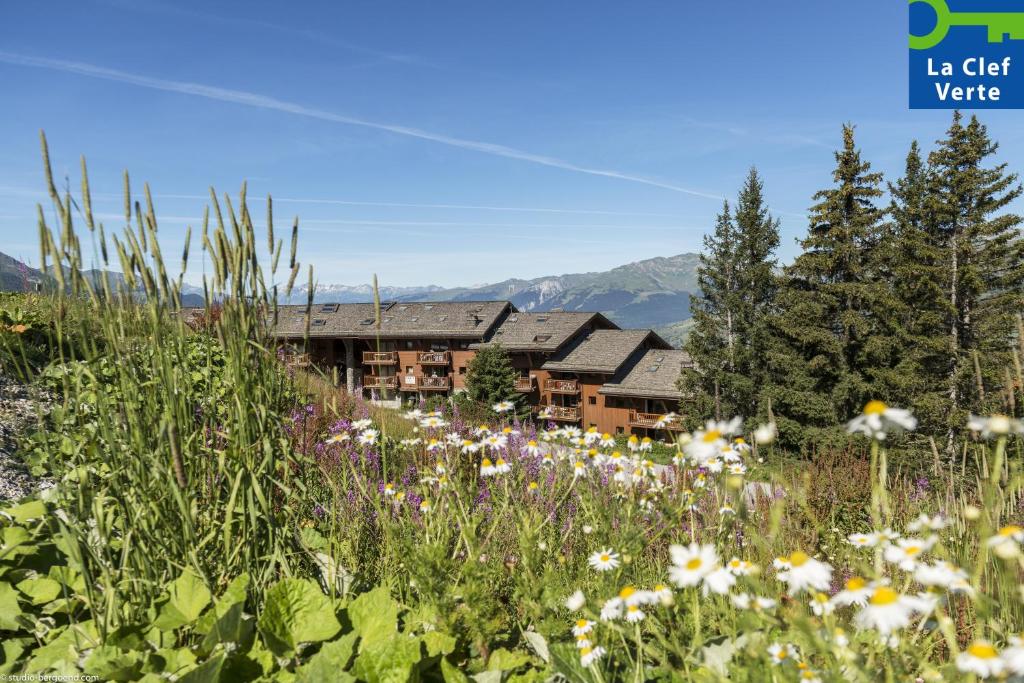 a field of flowers in front of a lodge at Résidence Pierre & Vacances Premium Les Alpages de Chantel in Arc 1800