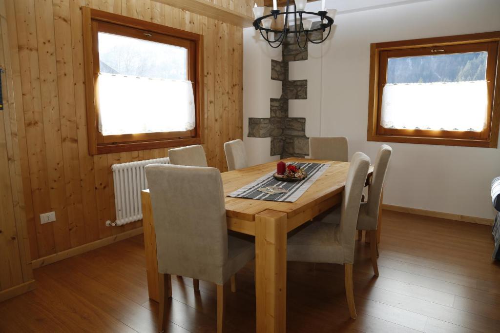 una sala da pranzo con tavolo e sedie in legno di Casa Di Ettore e Luigina a Ovaro