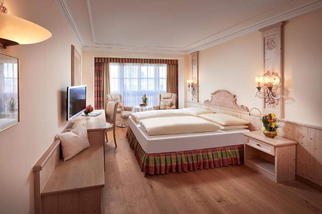 Posteľ alebo postele v izbe v ubytovaní Salzburgerhof, das 5-Sterne Hotel von Zell am See