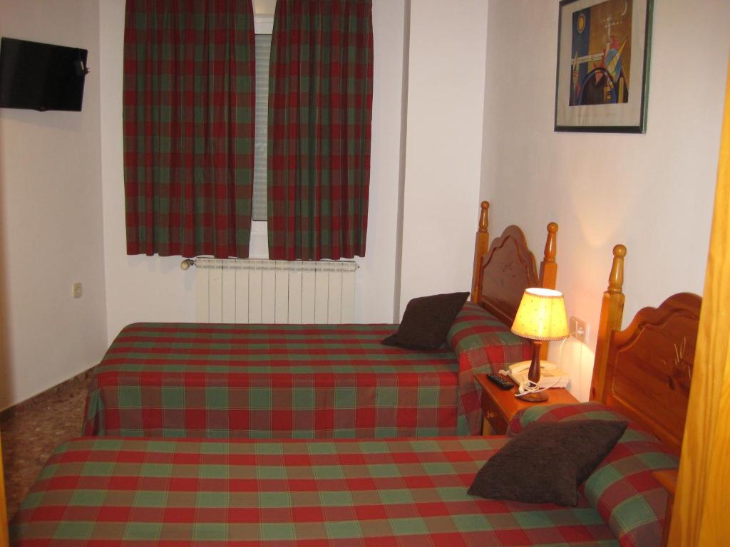 Posteľ alebo postele v izbe v ubytovaní Hostal Alvaro I