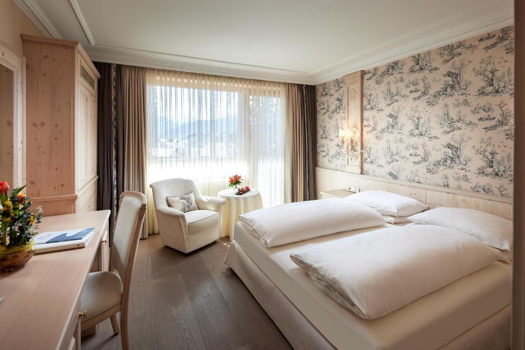 Posteľ alebo postele v izbe v ubytovaní Salzburgerhof, das 5-Sterne Hotel von Zell am See