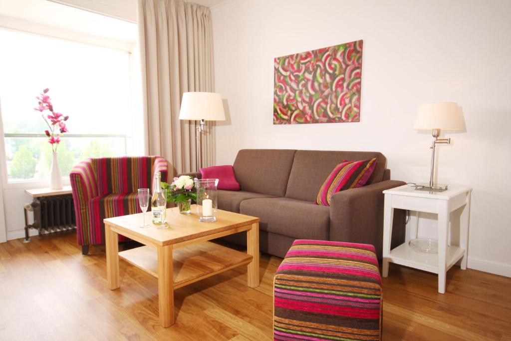 uma sala de estar com um sofá e uma mesa em Meer & Strand - Haus Meeresstrand Ferienwohnung 213 em Scharbeutz