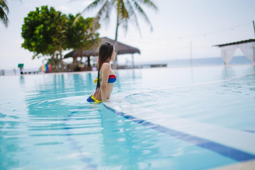 Bazén v ubytování Mangodlong Paradise Beach Resort nebo v jeho okolí