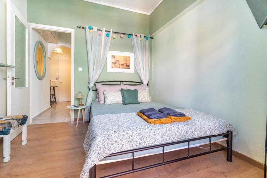 ein Schlafzimmer mit einem Bett in einem Zimmer in der Unterkunft Corfu Central Casa Seniora Stamy in Ágios Rókkos