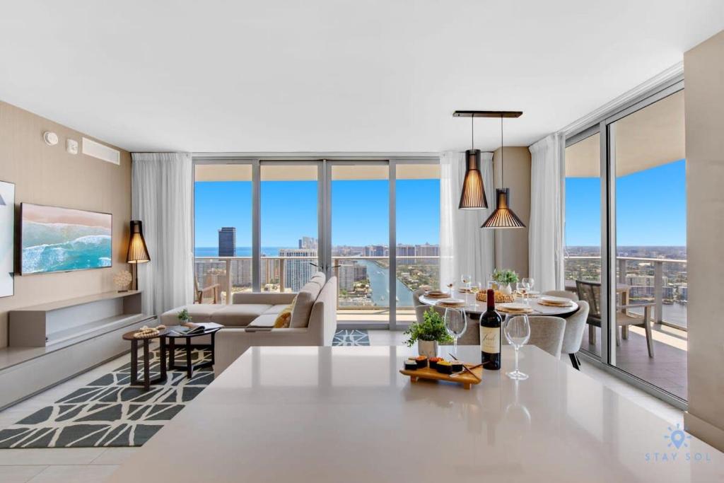 Luxury with stunning view, Balcony, Amazing Pools, Hollywood (updated ...