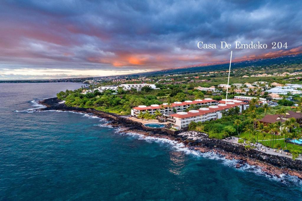 een luchtfoto van een resort aan het strand bij Casa De Emdeko 204 in Kailua-Kona