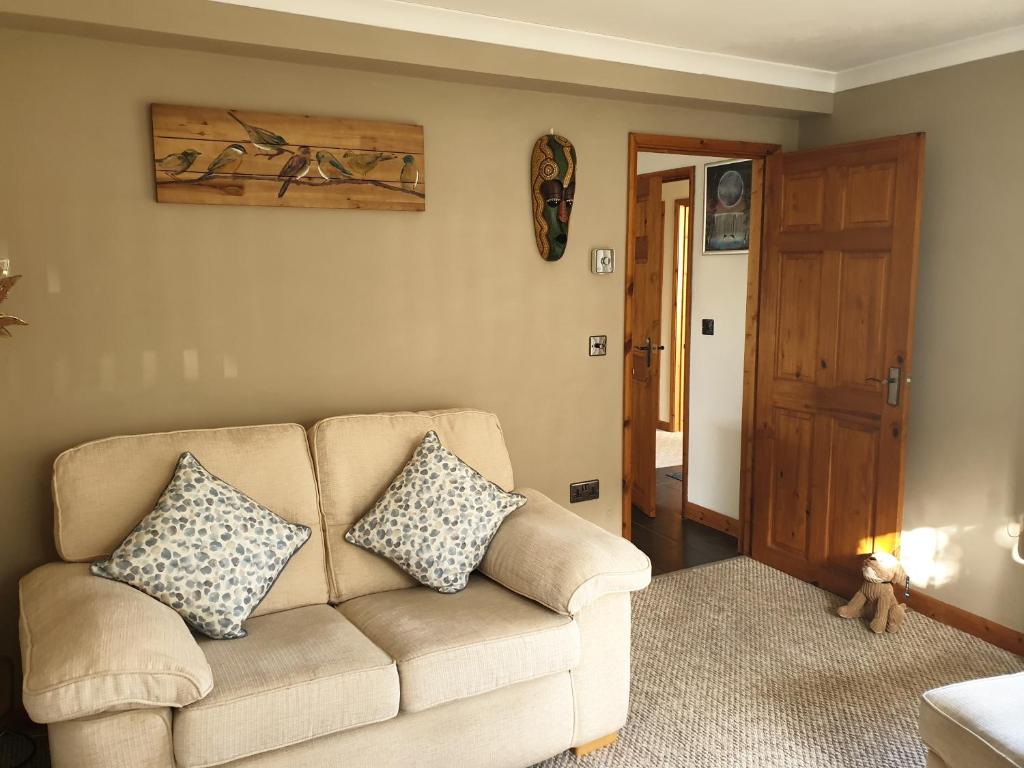 Ruang duduk di Cosy Pembrokeshire Home