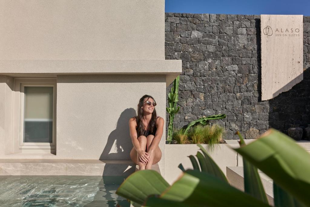 Piscina di Alaso Design Suites o nelle vicinanze