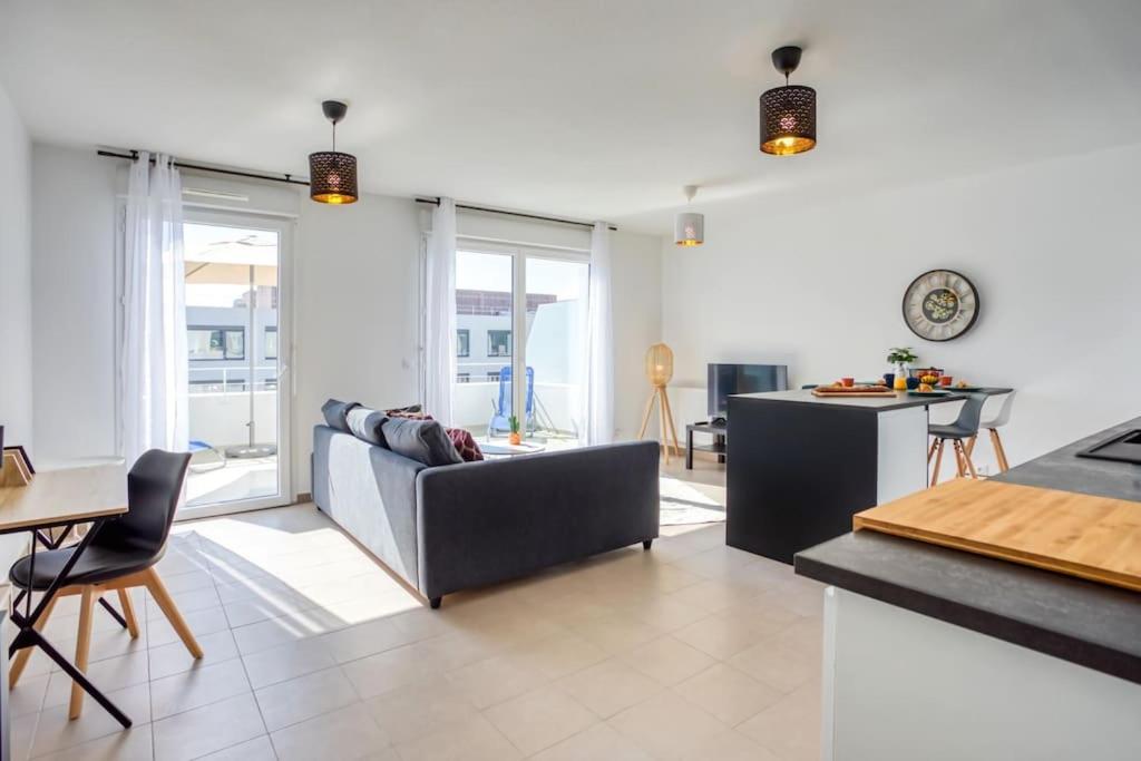 - un salon avec un canapé et une table dans l'établissement L17 Arenas Suite 3 balconies 5mins to the Sea, à Nice