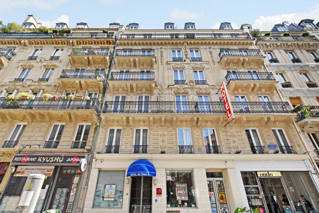 ein großes Gebäude mit Balkon darüber in der Unterkunft Altona in Paris