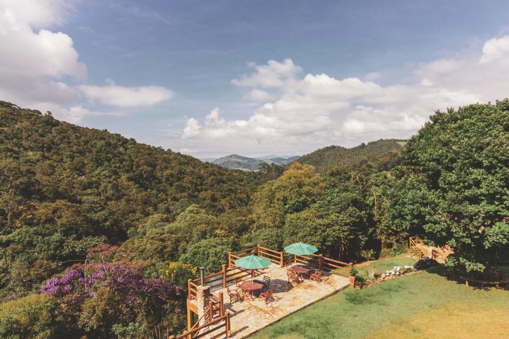 una vista aérea de una montaña con árboles en Pousada Alto dos Manacás Chalés e Restaurante en Lima Duarte