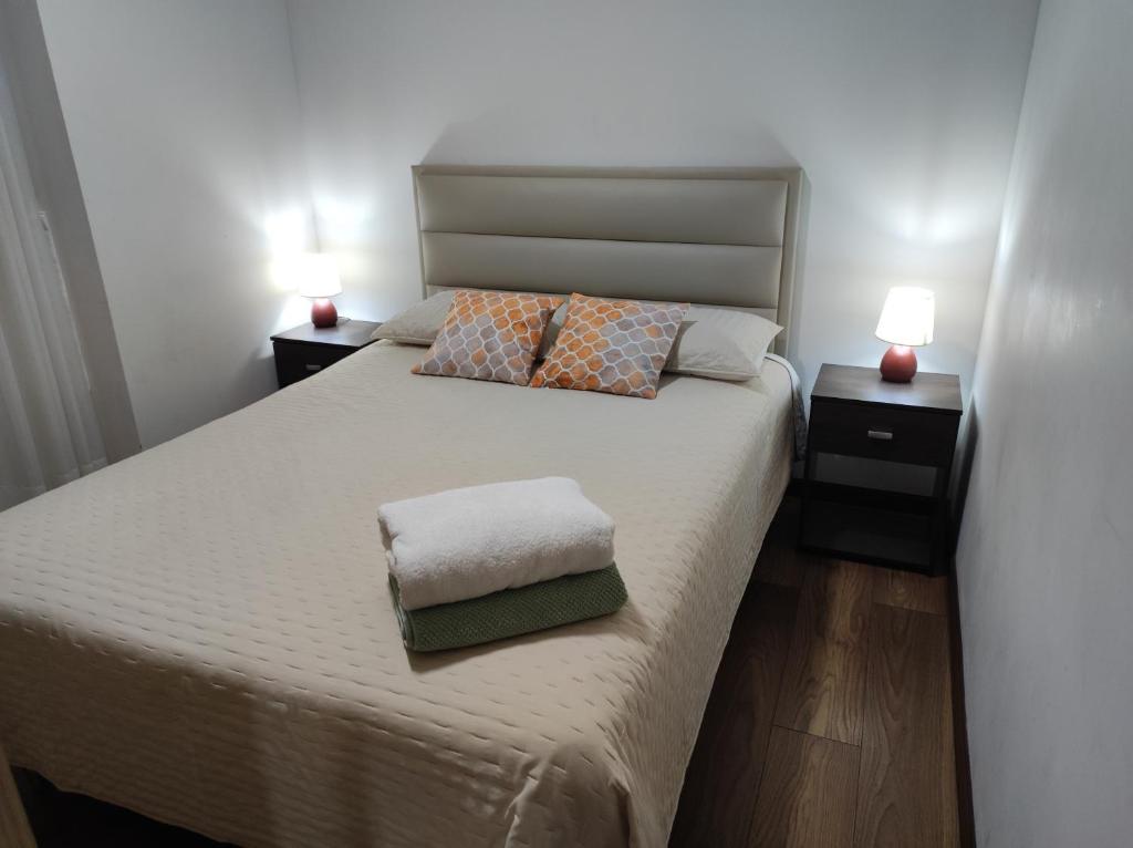 - une chambre avec un grand lit et 2 tables de chevet dans l'établissement Excelente ubicación y cómoda estadía, à La Paz