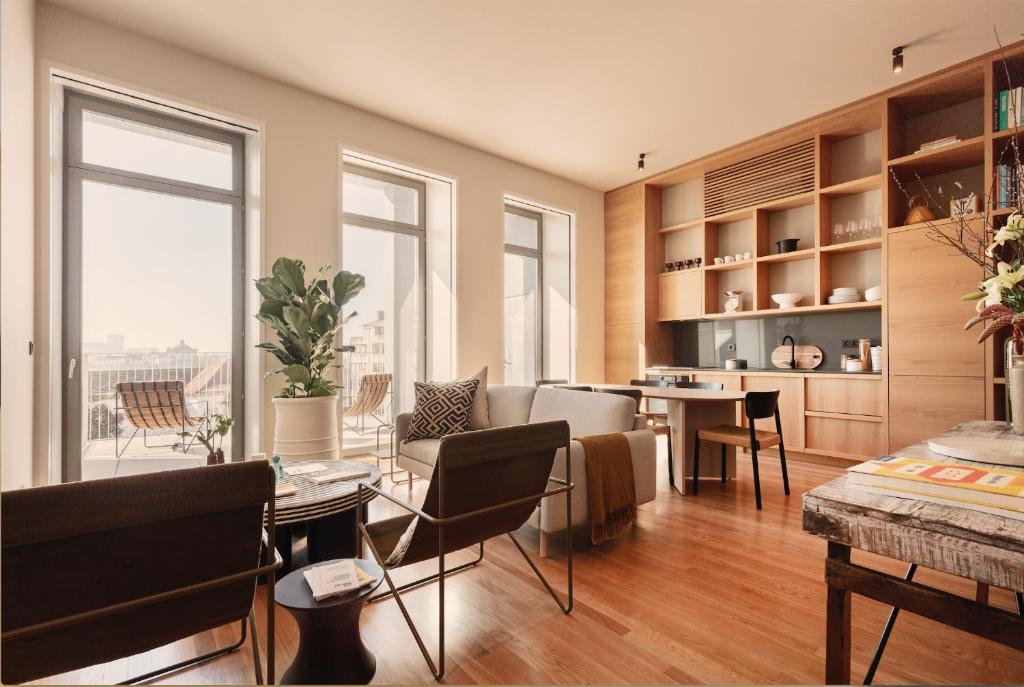 cocina y sala de estar con mesa y sillas en Vandoma, en Oporto