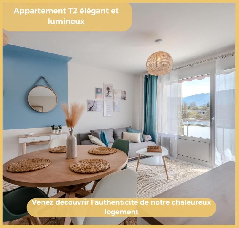 uma sala de estar com uma mesa e um sofá em Appart T2 Elegant St Julien em Saint-Julien-en-Genevois