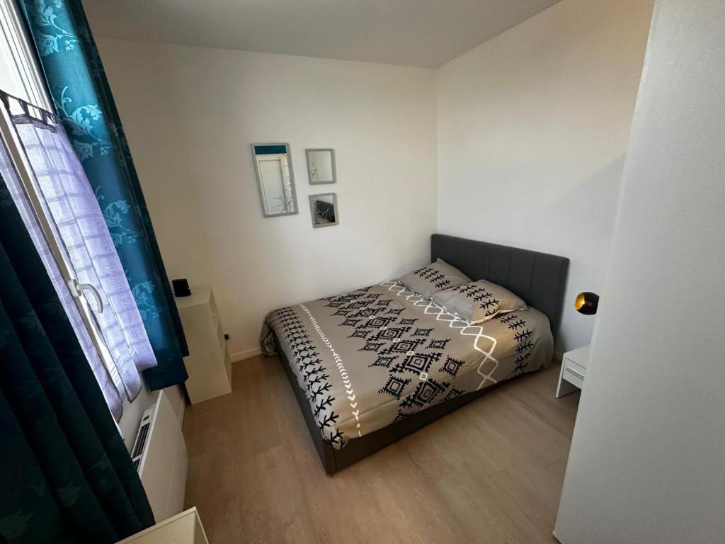 - une petite chambre avec un lit et une fenêtre dans l'établissement La Recouvrance-centre ville-wifi, à Niort