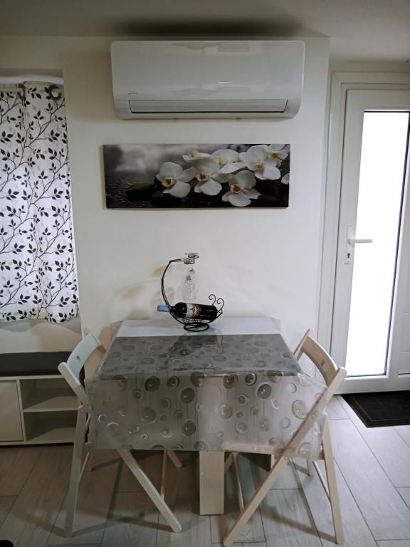 a dining room with a table and two chairs at Apartamentos "El Balconico" in Arguedas