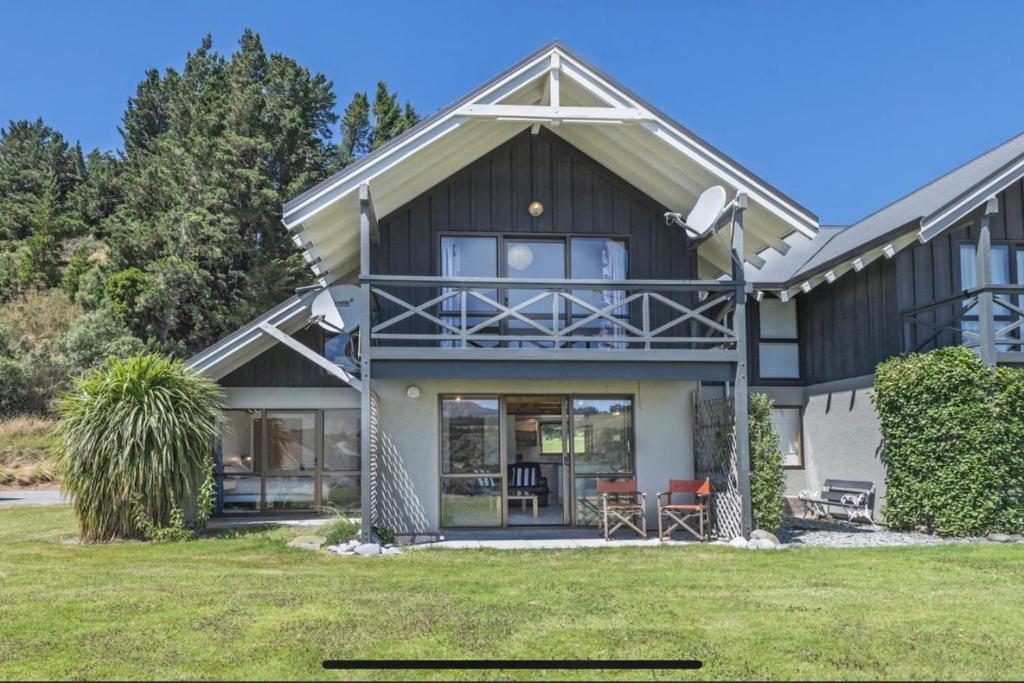 una casa con una casa negra en Rakaia Gorge Views - Mt Hutt, en Windwhistle