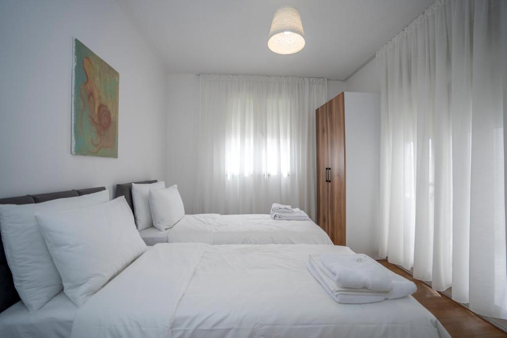 Postel nebo postele na pokoji v ubytování Shkodra Harmony Residences