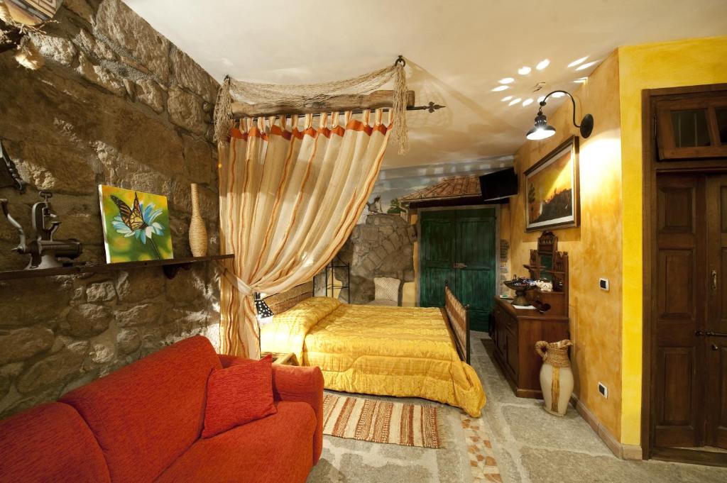 ヴィテルボにあるL'Antico Loco Commodoのベッドルーム(ベッド1台、ソファ付)