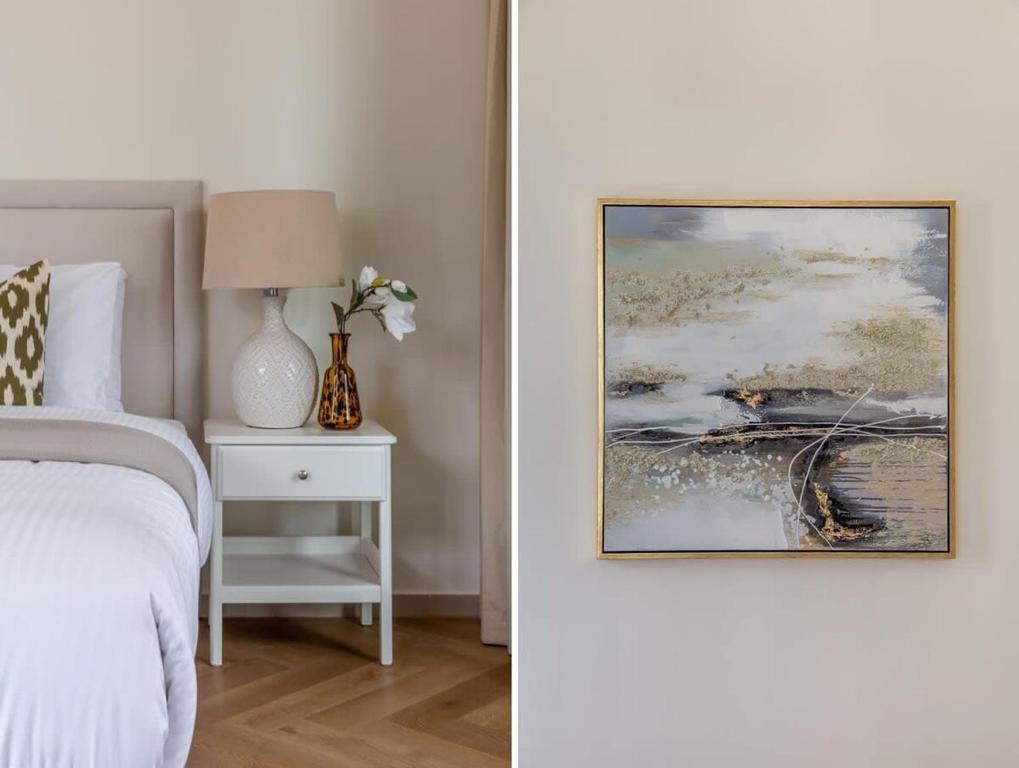 a bedroom with a bed and a picture on the wall at Frank Porter - BLVD Heights T1 in Dubai