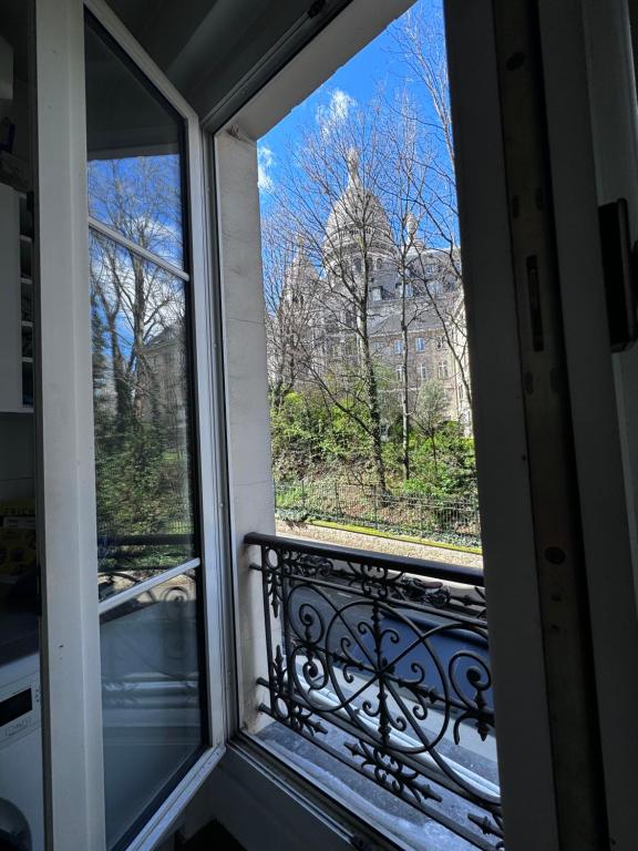 een balkon met uitzicht bij Spacieux appartement à 50m du Sacre Coeur - Magnifique Vue in Parijs