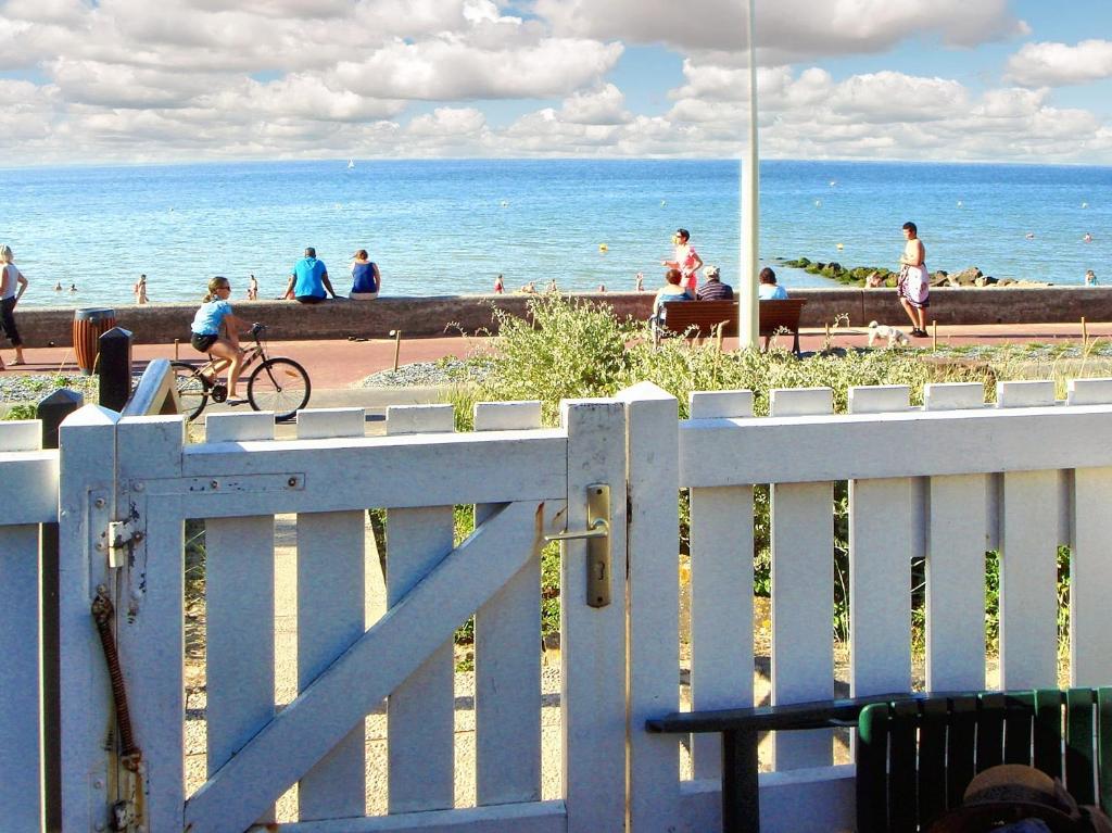 カブールにあるAppartement d'une chambre a Cabourg a 100 m de la plage avec piscine partagee jardin amenage et wifiの白い塀