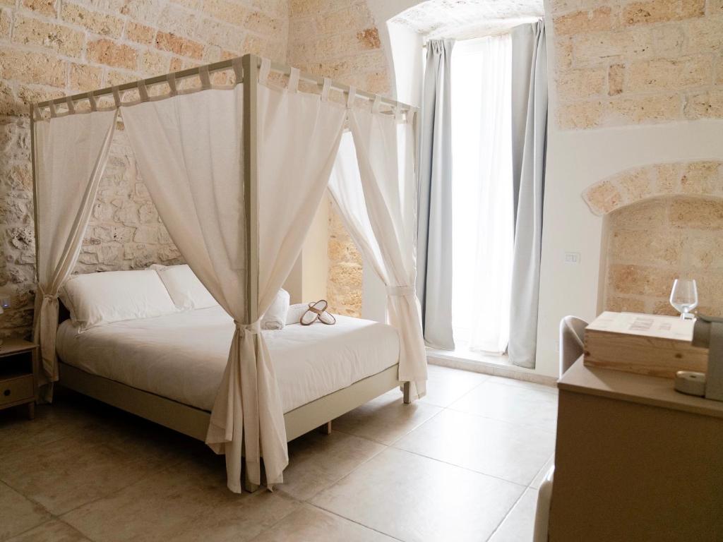 1 dormitorio con 1 cama con dosel en Aurluna Luxury Suites, en Bari