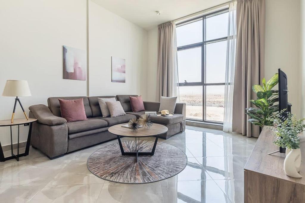 杜拜的住宿－Frank Porter - Majestique Residence 2，客厅配有沙发和桌子