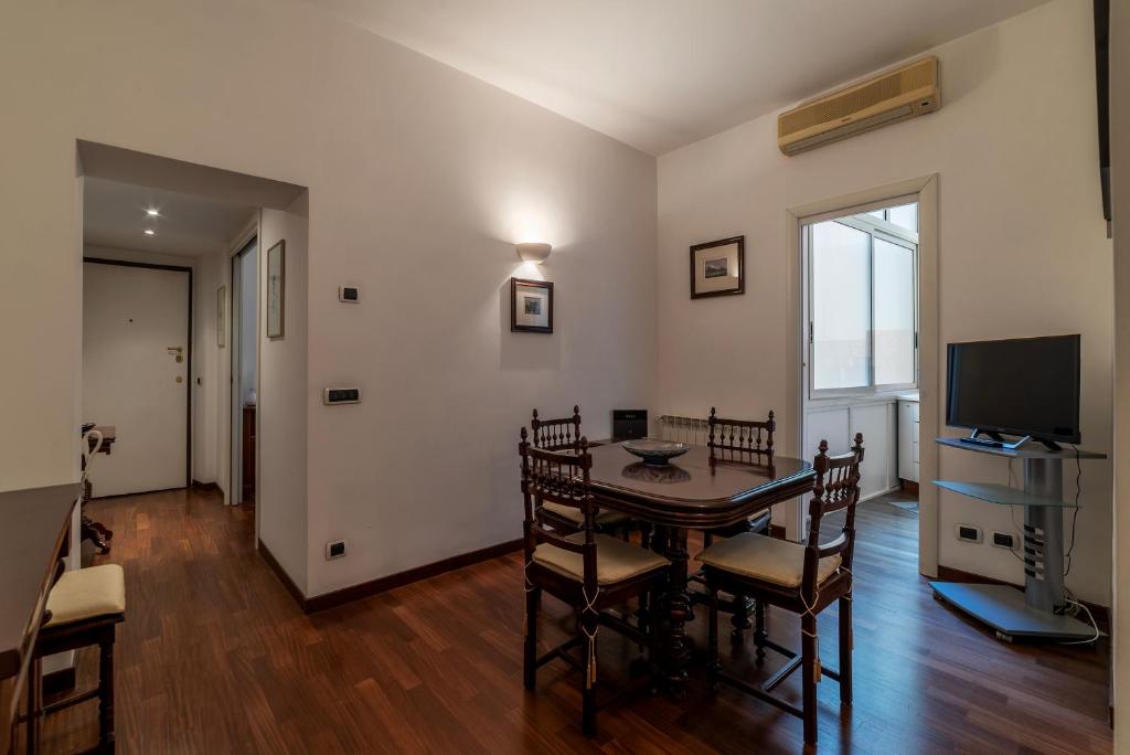 a dining room with a table and chairs and a television at A due passi da Santa Maria Maggiore Apartment in Rome