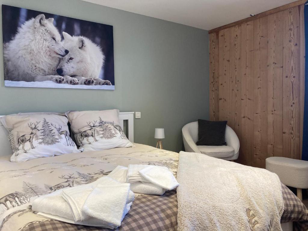- une chambre avec un lit et une photo de loups dans l'établissement Renovated flat facing Mont Blanc, à Combloux