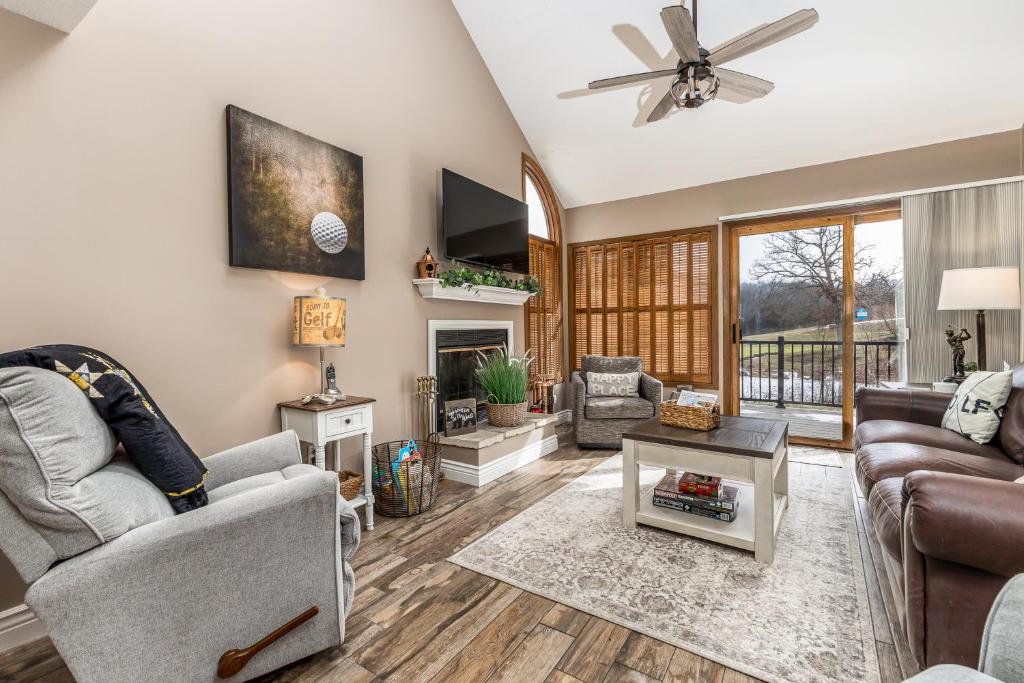 a living room with furniture and a ceiling fan at Golfers Valleywood Getaway, The Galena Territory in Galena