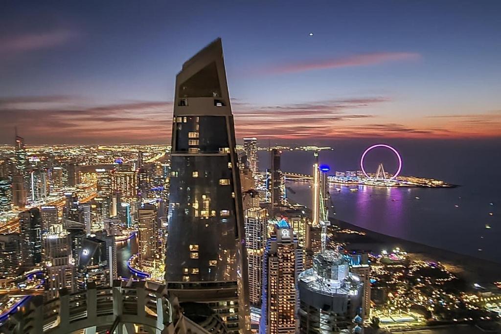 - Vistas nocturnas a una ciudad con un edificio alto en Frank Porter - Princess Tower en Dubái