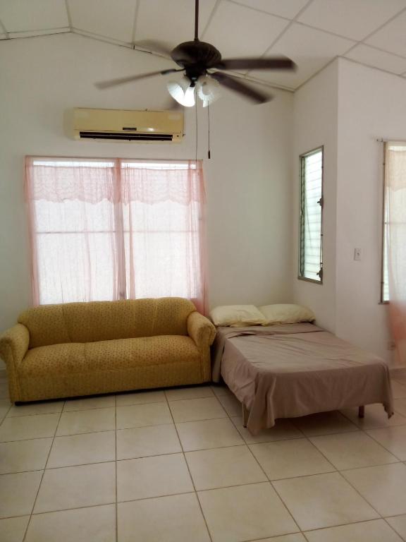 sala de estar con sofá y ventilador de techo en Mmm coronado playa en Playa Coronado