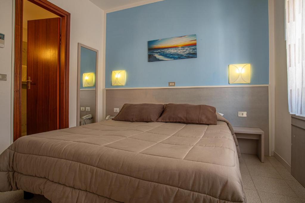 ein Schlafzimmer mit einem großen Bett in einem Zimmer in der Unterkunft Hotel Tognon in Grado