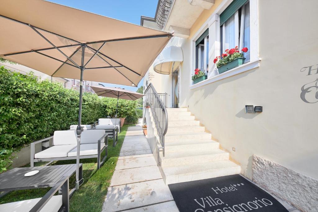A balcony or terrace at Hotel Villa Cansignorio