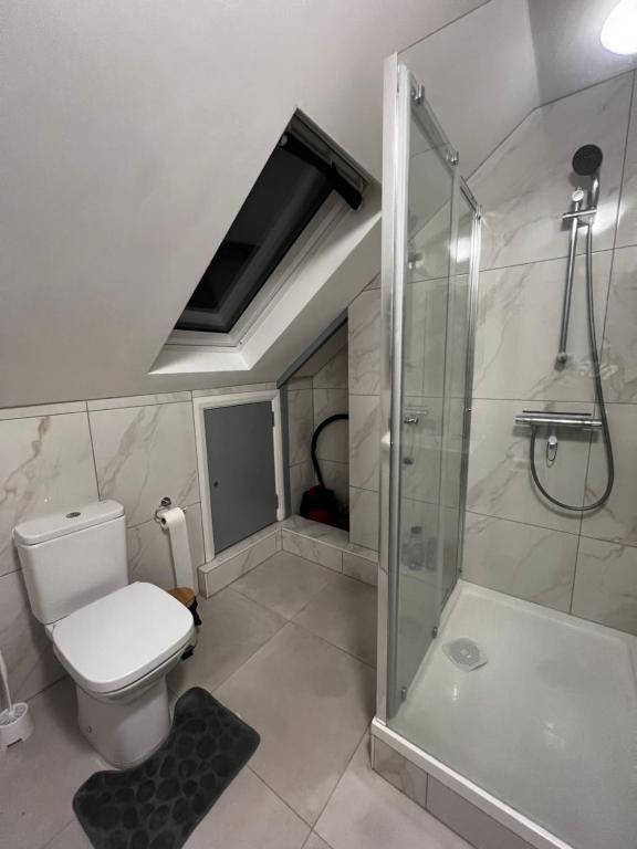 łazienka z toaletą i prysznicem w obiekcie Ivory Penthouse Next to Wembley Stadium by Imperia Stays w Londynie