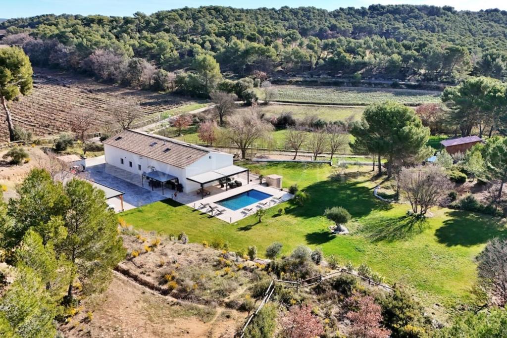 uma vista aérea de uma casa com piscina em The Longère des Cigales in the heart of the countryside em Saint-Cannat