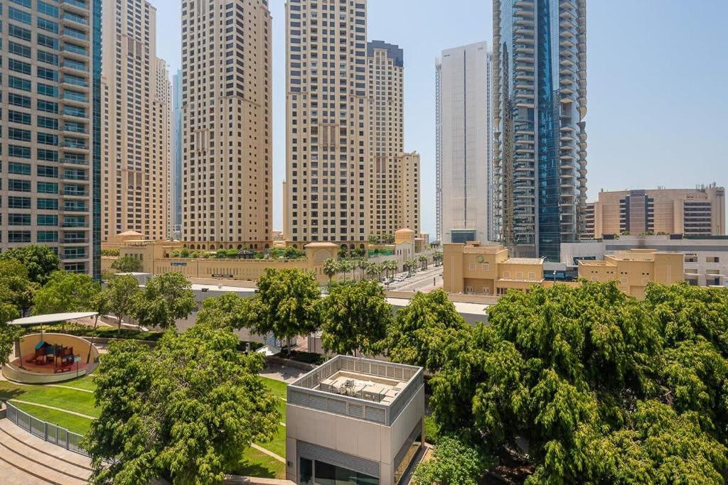 Nespecifikovaný výhled na destinaci Dubaj nebo výhled na město při pohledu z apartmánu