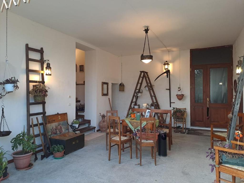 una habitación llena de sillas de madera y una mesa en Casale Crisanti en Beroide