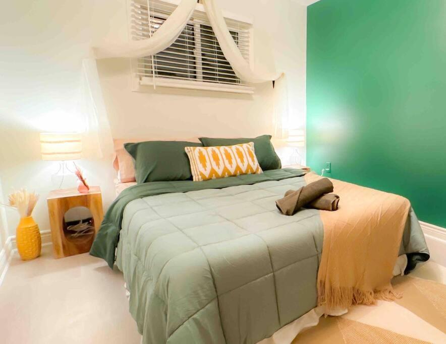 1 dormitorio con 1 cama grande en una habitación en Private Riverfront Cottage in Muskoka - The MARA, en Huntsville