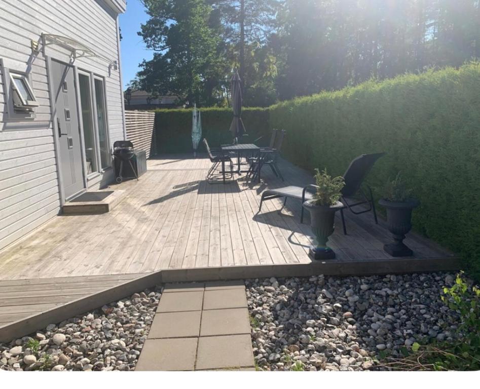 eine Terrasse mit einem Tisch und Stühlen auf einer Terrasse in der Unterkunft Paradise House in Motala