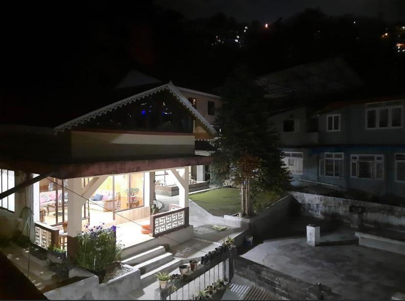 uma vista aérea de uma casa à noite em The Basnett Croft em Gangtok